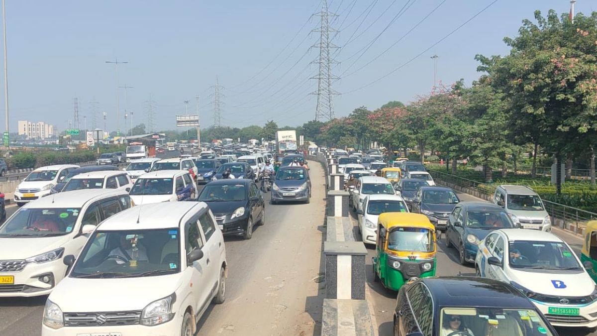 ncr heavy traffic jam at shankar chowk in gurugram vehicles are moving slowly