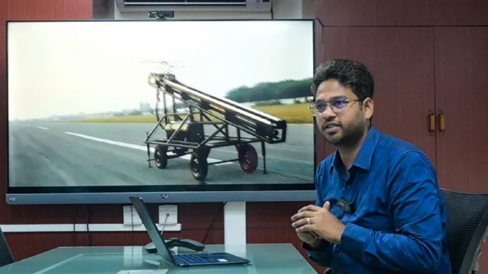 कामीकाजी ड्रोन लांचर के चित्र के साथ डा. सुंदरम संड्रीला। संस्थान
