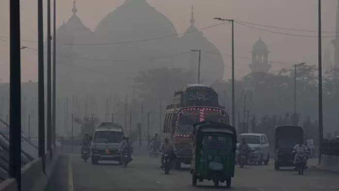पाकिस्तान में प्रदूषण से बुरा हाल (फोटो-सोशल मीडिया)