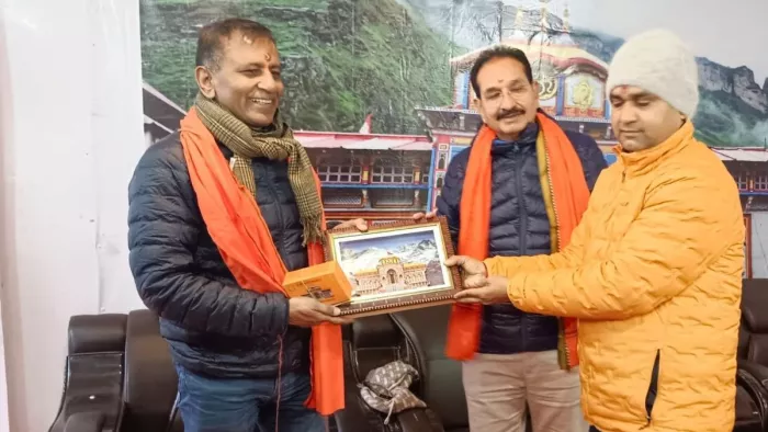 पंकज मोदी को बीकेटीसी के सीईओ विजय प्रसाद थपलियाल ने अंगवस्त्र व स्मृति चिह्न भेंट किया। (तस्वीर जागरण)