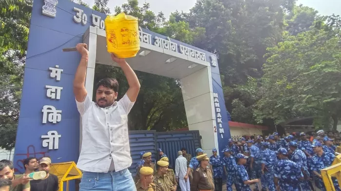 आंदोलनकारी छात्रों से बात करते जिलाधिकारी (फोटो - जागरण)