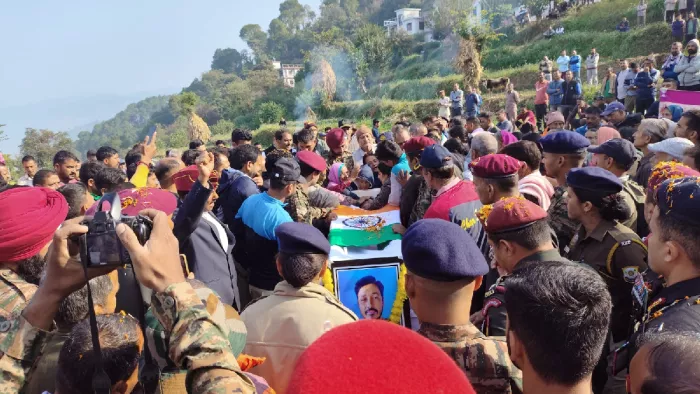बलिदानी कमांडो राकेश कुमार का सैन्य सम्मान के साथ हुआ अंतिम संस्कार