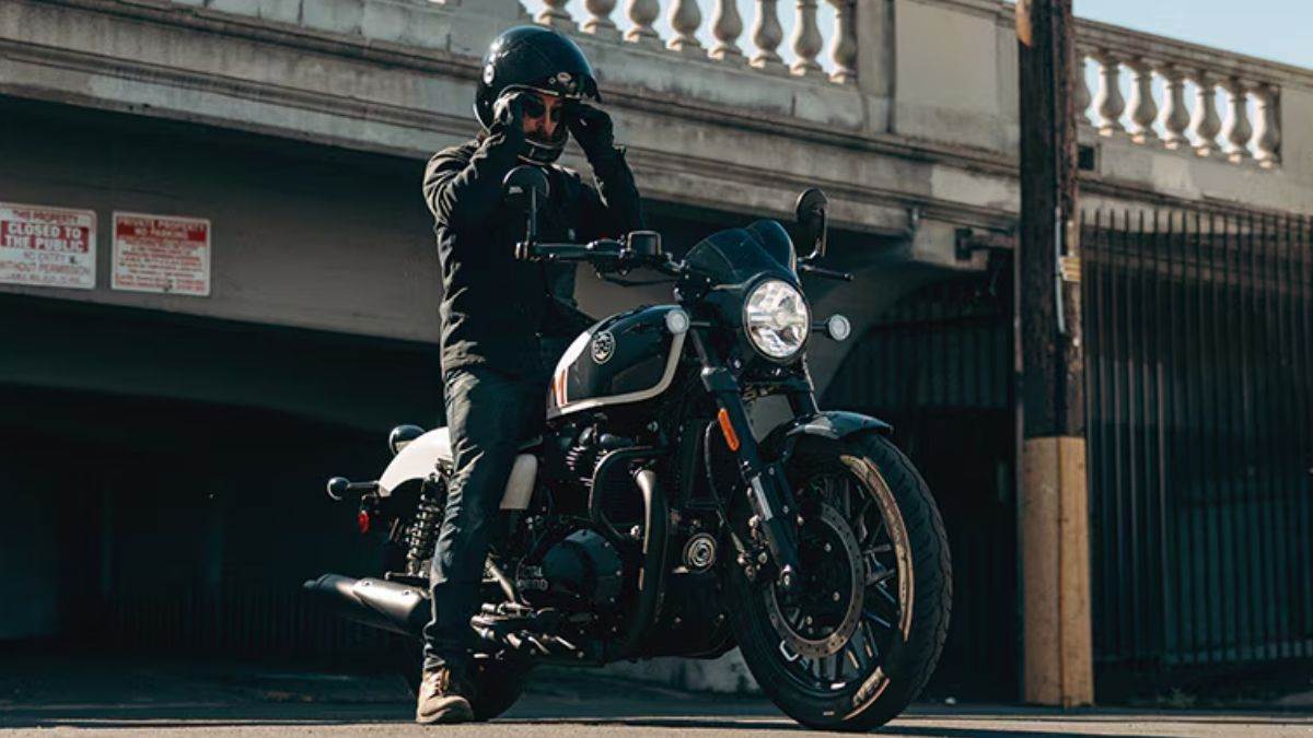 https://www.jagranimages.com/images/newimg/12112024/12_11_2024-royal_enfield_01080_23829465.jpg