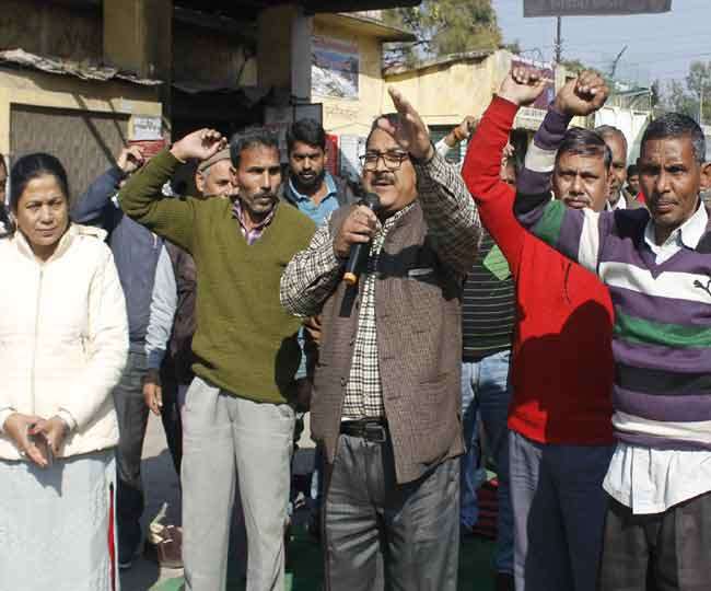 कार्यशाला की जमीन के विवाद में रोडवेज कर्मियों का प्रदर्शन Dehradun News