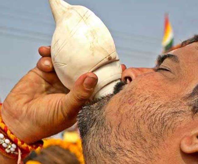 शंख बजाते हुए व्यक्ति की फाइल फोटो