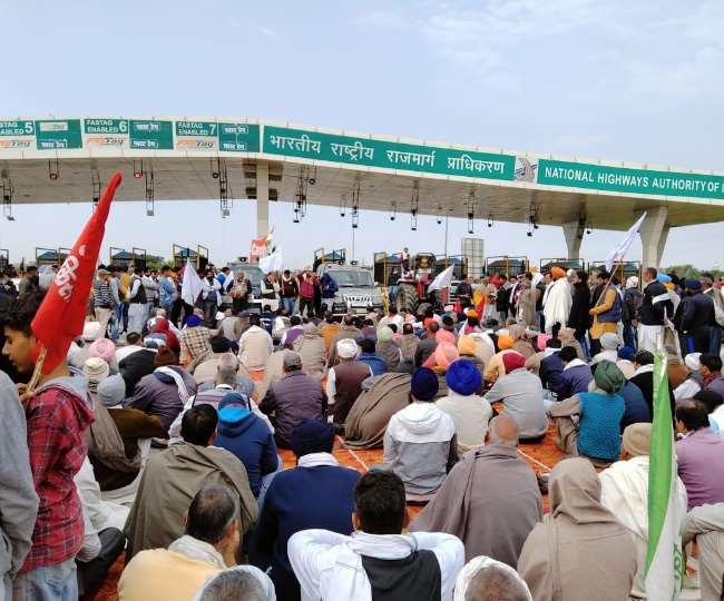 पानीपत में बाबरपुर और डाहर टोल प्लाजा पर किसान पहुंचे।