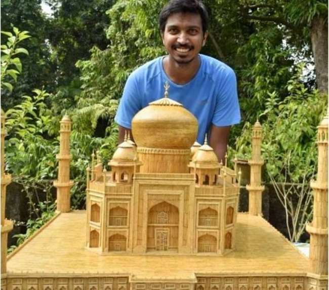 माचिस की एक लाख तीलियों से तैयार ताजमहल की प्रतिकृति के साथ अक्षय कुमार घोष।