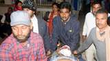 भागलपुर में गोली लगने से घायल रवि कुमार उर्फ़ शरद को उपचार के लिए ले जाते लोग।