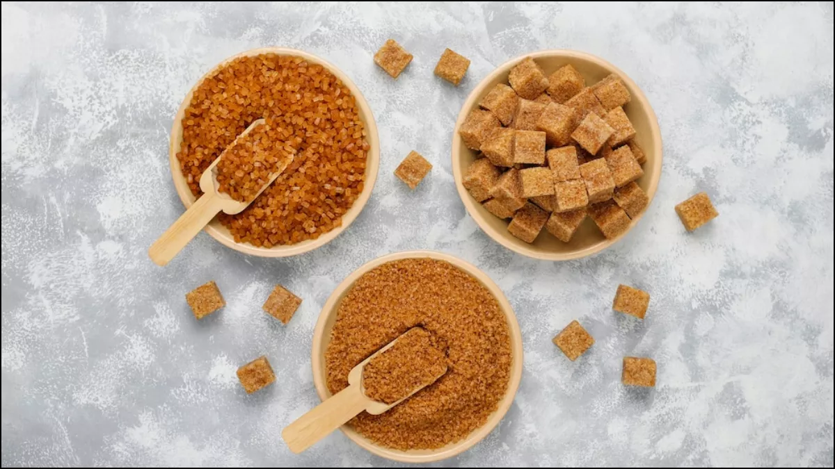 Brown Sugar Benefits: सेहत के लिए गजब की फायदेमंद है ब्राउन शुगर, आज ही सफेद चीनी को इससे करें रिप्लेस