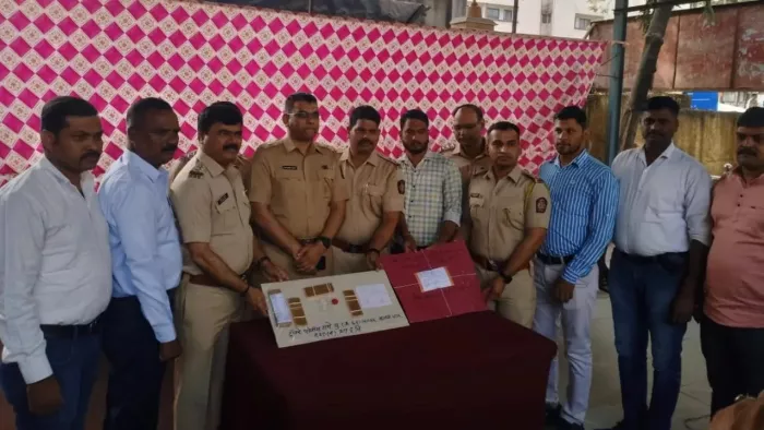 मुंबई के ट्रांबे में साढ़े चार किलो सोना की चोरी करने के मामले में तीन लोग गिरफ्तार हुए।