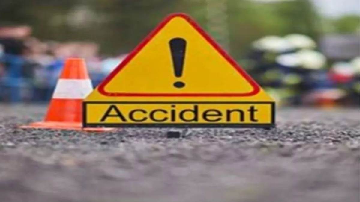 kolkata news seven people injured in pickup and cab collision in chindighata kolkata