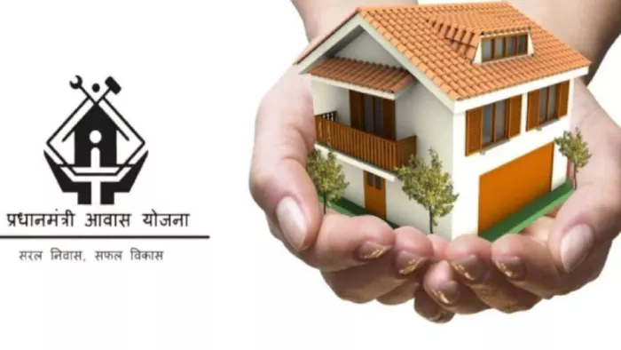 4 मंजिला मकान होते हुए भी PM आवास योजना के लाभार्थियों की सूची में तृणमूल नेता का आया नाम