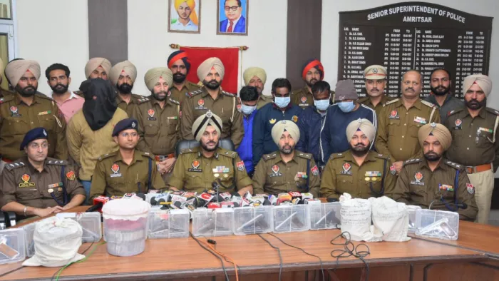 तीन किलो हेरोइन और 9 लाख की ड्रग मनी समेत चार गिरफ्तार