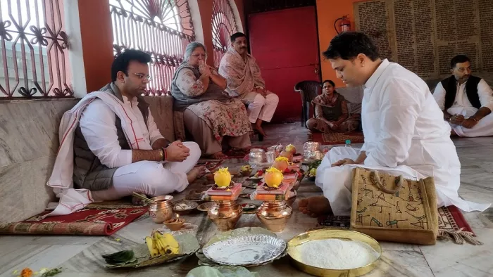 विष्णुपद मंदिर परिसर में पिंडदान करते अरुण जेटली के पुत्र मोहित जेटली