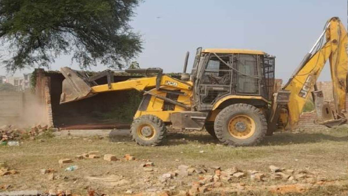 https://www.jagranimages.com/images/newimg/12122023/12_12_2023-bulldozer_action_2_23602680_162155400.jpg