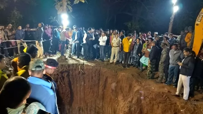 Photos : बोरवेल से आई रोने की आवाज तो कांप गई रूह