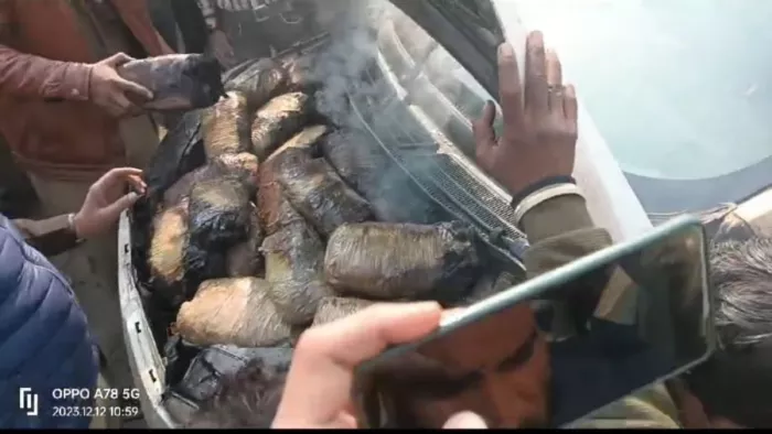 चलती कार से अचानक उठने लगा धुआं, बोनट खोलकर देखा तो पुलिस भी रह गई सन्न