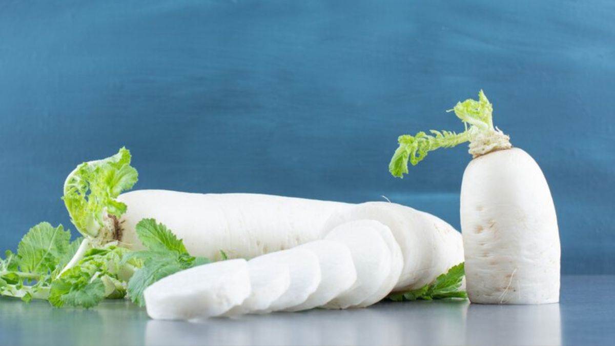 you should never pair these foods with radish mooli ke sath n khaye ye cheezein