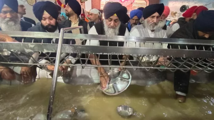 सुखबीर बादल ने जूतों-बर्तनों की सेवा की