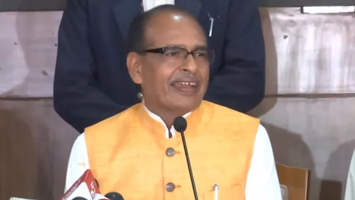 शिवराज सिंह चौहान मीडियाकर्मियों से बात करते हुए। (फोटो- शिवराज सिंह चौहान एक्स हैंडल)
