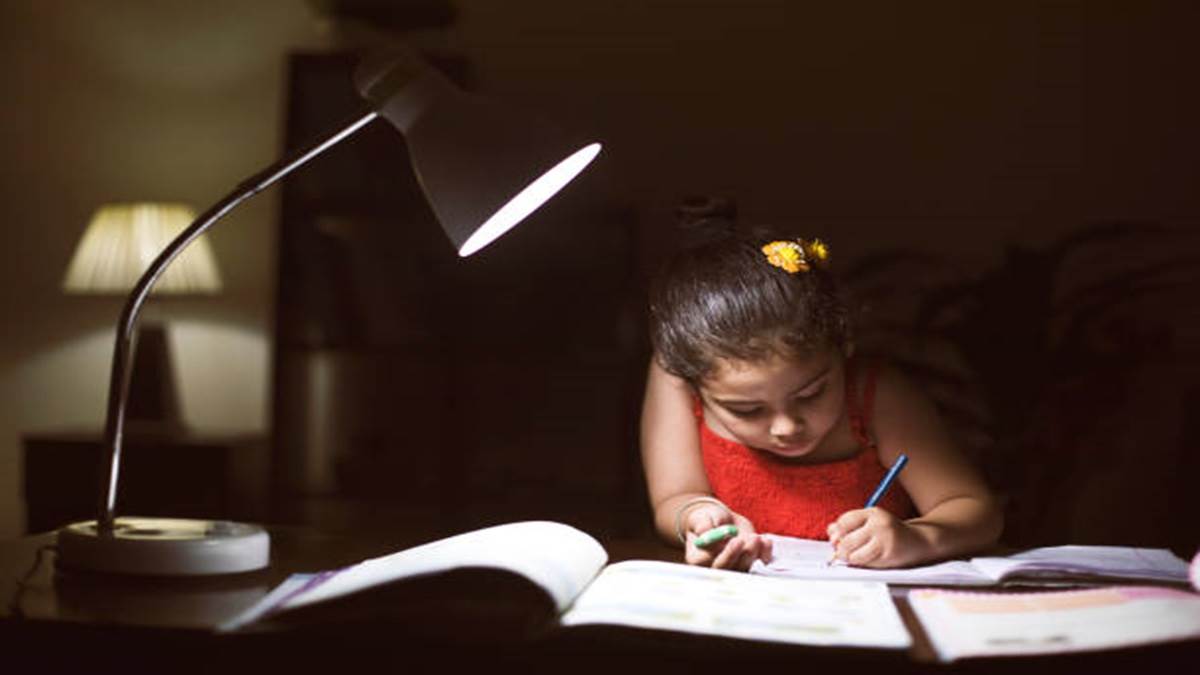 मुन्ना-मुन्नी करेंगे जी-तोड़ मेहनत इन Table Lamps For Study के साथ, बत्ती होगी गुल और लैंप होगा चालू दिन-रात