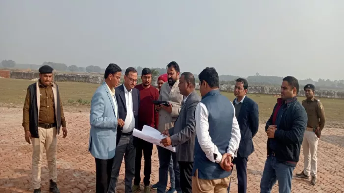 निरीक्षण के दौरान हवाई अड्डा के नक्शा को देखते जिलाधिकारी। जागरण