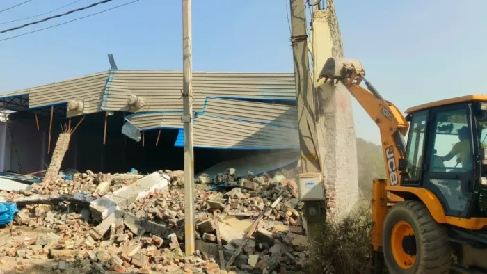 Delhi Illegal constructions: बकौली में अवैध निर्माण गिराते हुए अर्थ मूवर्स मशीन। फोटो जागरण