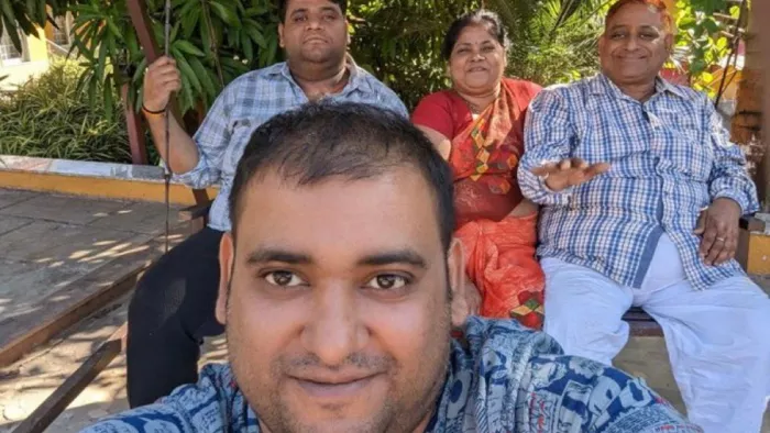 अपने माता-पिता के साथ अतुल सुभाष मोदी (फाइल फोटो)