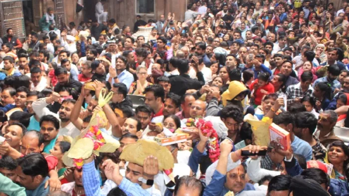 मथुरा- वृंदावन में मोक्षदा एकादशी पर श्रद्धालुओं ने दर्शन कर लगाई पंचकोसीय परिक्रमा। - फोटो: जागरण।