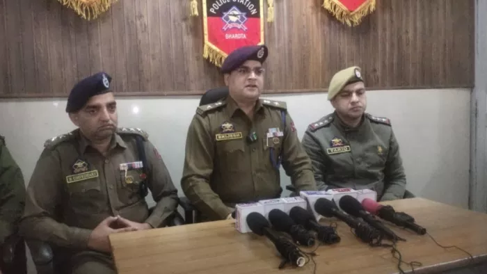 बिहारी मजदूर की हत्या का केस सुलझाने के बाद मीडिया को जानकारी देते पुलिस अधिकारी। जागरण