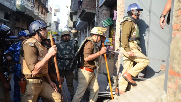संभल के दीपा सराय में दबिश के दौरान एक घर में दाखिल होते सीओ अनुज चौधरी व अन्य पुलिस कर्मी।