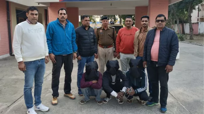 ईंट से चोटे मार हत्या करने के मामले में तीन आरोपित पुलिस गिरफ्त में।