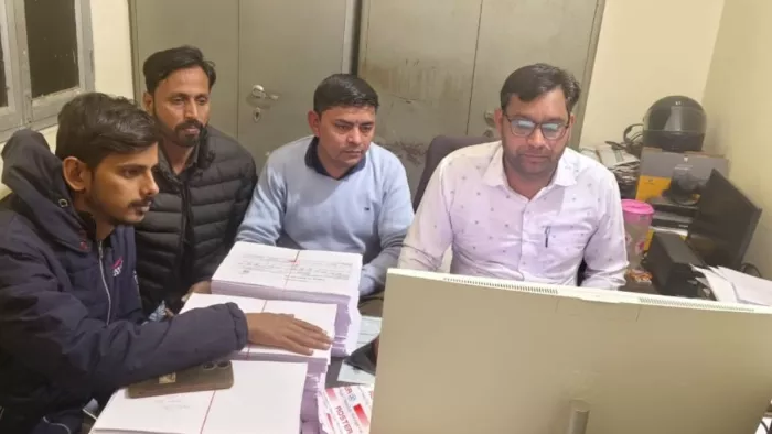मालिकाना हक देने के लिए बिल बांटने की तैयारी में जुटे कर्मचारी। जागरण