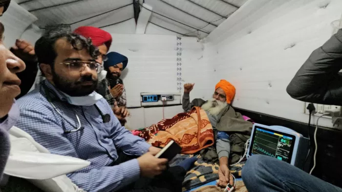 खनौरी बार्डर पर किसान नेता जगजीत सिंह डल्लेवाल का चैकअप करते डॉक्टर करण जटवानी। जागरण