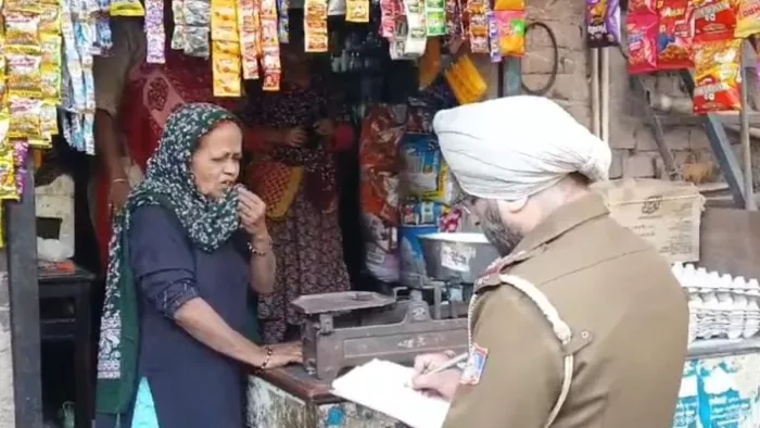 सीमापुरी इलाके में डॉक्यूमेंट वेरिफिकेशन का काम करते दिल्ली पुलिस के जवान।