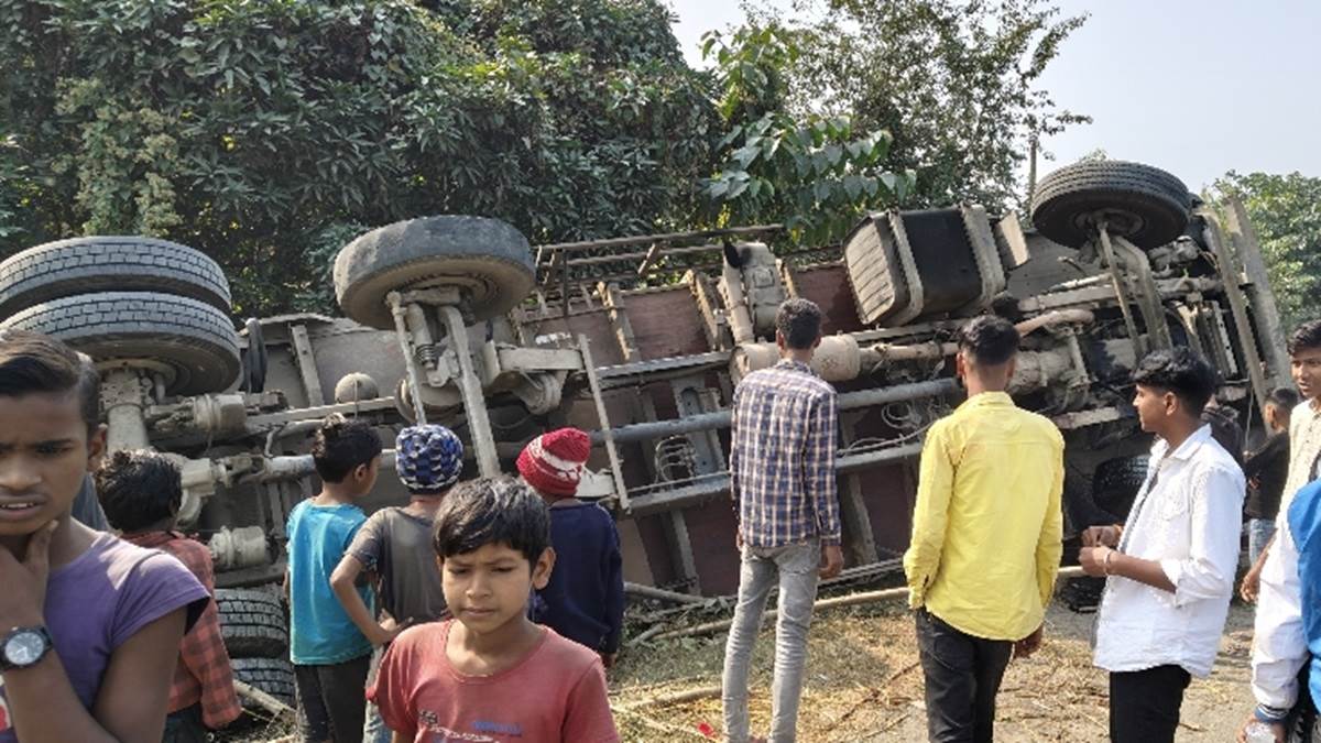supaul news fierce collision between two 12 wheeler trucks while overtaking fell down the highway screams and cries
