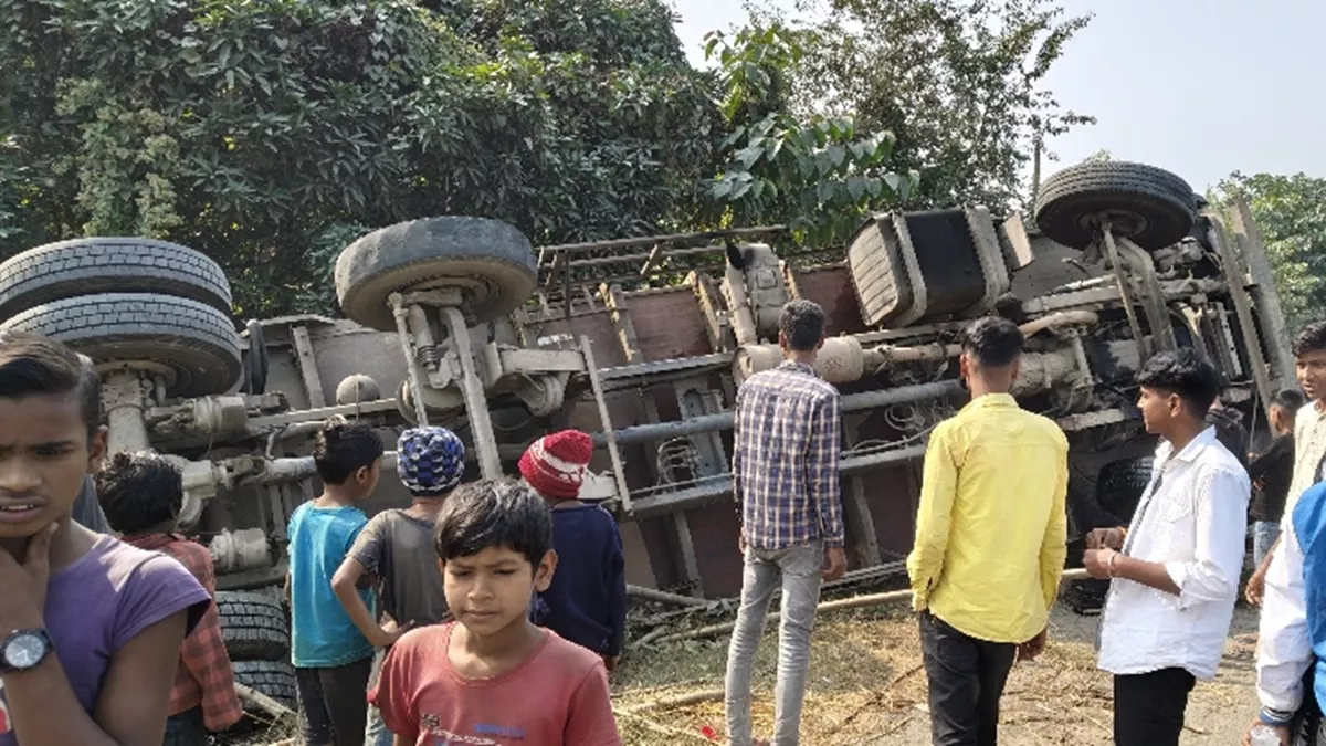 Supaul News: ओवरटेक के चक्कर में 12 चक्के के दो ट्रकों की भीषण टक्कर, हाईवे के नीचे गिरा; मची चीख-पुकार