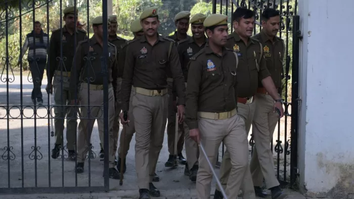यूपी कालेज के प्राचार्य को छात्र ज्ञापन देने पहुचें उस दौरान साथ में भारी पुलिस भी मौके पर मौजूद रही।