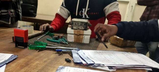 चिप लगाकर रिमोट से चला रहे थे बिजली मीटर