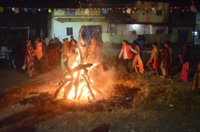 sikhs celebrated lohri festival with great pomp in dumri