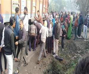 फतेहपुर में सड़क हादसे के बाद लगी भीड़।