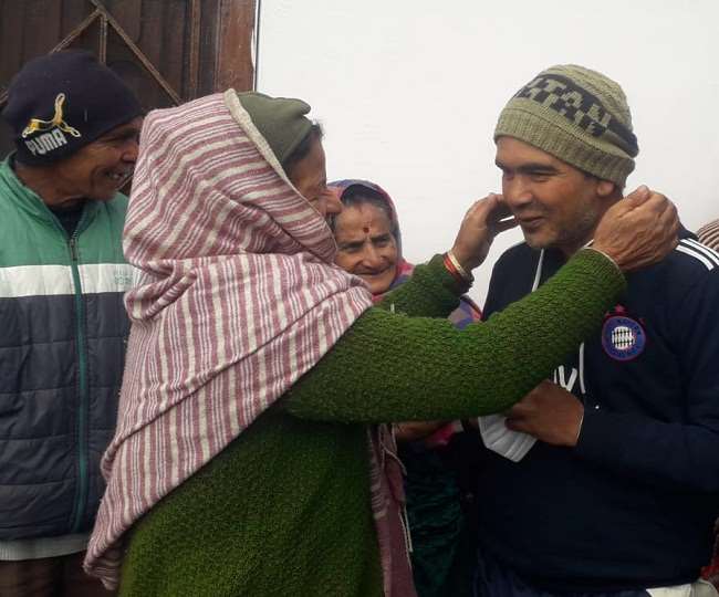 तीस साल बाद घर लौटे बेटे को देखकर फूटफूकर रोने लगी मां, बेहद दुखभरी है दास्तान
