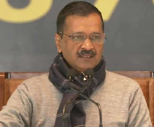 मीडियाकर्मियों से बातचीत करते अरविंद केजरीवाल ।