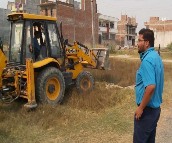 शिकायत मिलने पर नगर निगम के जेइ तोड़फोड़ दस्ते के साथ पहुंचे थे। दस्ते के साथ पुलिस बल भी था।