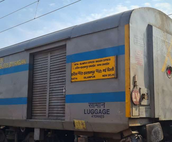 दिल्‍ली से पटना जा रही मगध एक्‍सप्रेस में लगी आग यात्रियों ने चेन