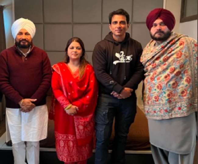 बहन मालविका सूद सच्चर के साथ सोनू सूद, तस्वीर, Twitter: @sherryontopp