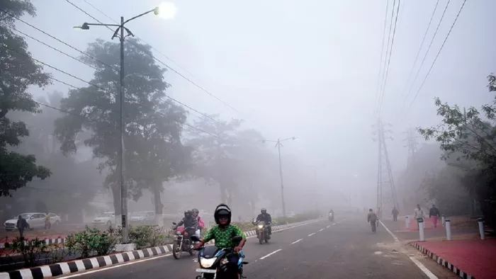 राजधानी भुवनेश्वर में सुबह के समय छाया घना कोहरा