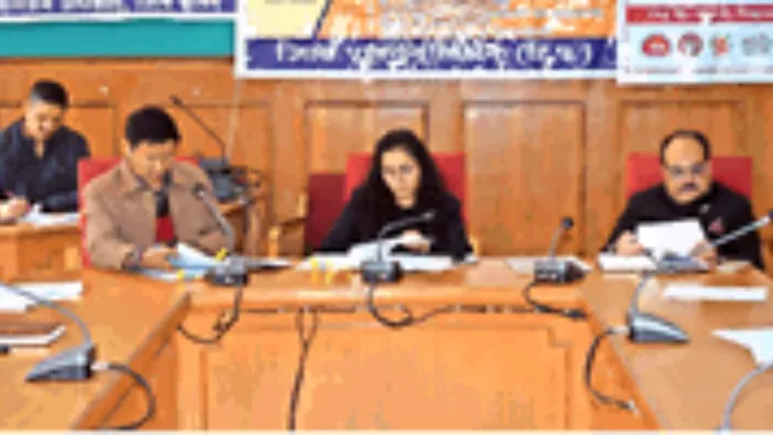 महिला एवं बाल विकास विभाग की ओर से लघु सचिवालय में आयोजित बैठक की अध्यक्षता करतीं उपायुक्त कृतिका कुल्हारी l