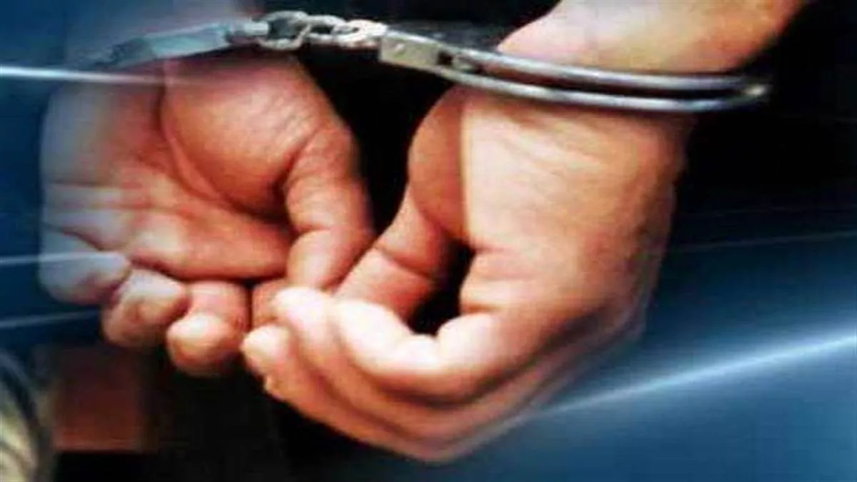 एलाइंस एयर के पायलट को भारतीय वायुसेना ने किया गिरफ्तार।