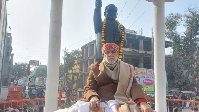 अंबेडकर के प्रतिमा के समीप मौन व्रत पर बैठे केंद्रीय राज्य मंत्री अश्विनी कुमार चौबे
